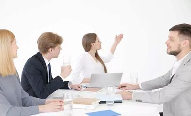 瞿海为益阳青年创新创业孵化基地揭牌并颁发入驻企业证书